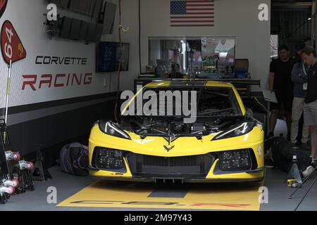 Le Mans / Frankreich - 12-13 2022. Juni: 24 Stunden Le Mans, auf den Tribünen letzte Vorbereitungen der Autos die Techniker des Corvette Rennteams sind A Stockfoto