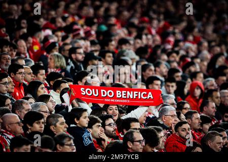 Lissabon, Portugal. 15. Januar 2023. Ein SL Benfica-Unterstützer hebt einen Schal während des Liga Portugal Bwin-Spiels zwischen SL Benfica und Sporting CP bei Estadio da Luz. Endstand: SL Benfica 2:2 Sporting CP. (Foto: David Martins/SOPA Images/Sipa USA) Guthaben: SIPA USA/Alamy Live News Stockfoto