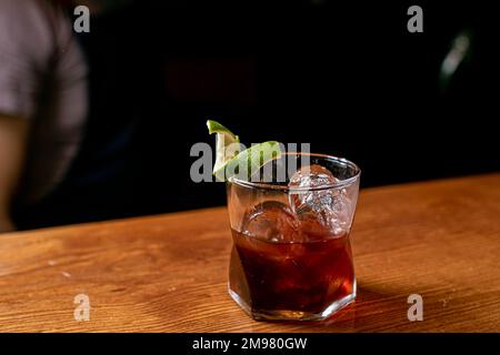 Ein Glas negroni, ein italienischer Cocktail, der an einer Bar serviert wird Stockfoto