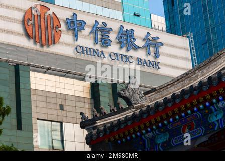 Peking, CHINA- Geschäft, draußen, Chinesischer Tempel, Kontrast zum modernen Gebäude, China Citic Bank, im Financial Street District, china Kapitalismus Stockfoto