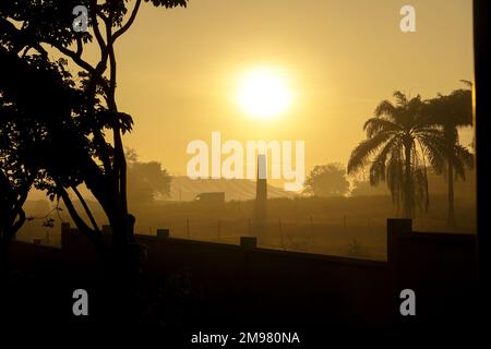 Dramatische Landschaft im alten Scheunenkeller mit Sonnenkollektor im Hintergrund bei Sonnenaufgang Stockfoto