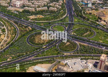 Die Schnellstraßen Hemmat und Sheikh Fazlollah Nuri, die in Teheran, der Hauptstadt des Iran, überqueren, aus der Vogelperspektive. Stockfoto