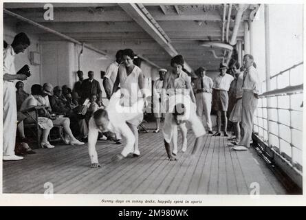 Passagiere, die an einem Rennen an Deck auf dem Kreuzfahrtschiff Empress of Australia im kanadischen Pazifik teilnehmen. Stockfoto