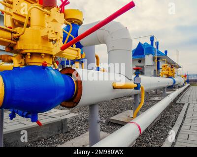 Gasverteilerstation. Leitungen, Ventile und Ausrüstung der Kompressorstation. Art der Industrieanlage. Industrieller Hintergrund. Erdgaslieferant.. Stockfoto