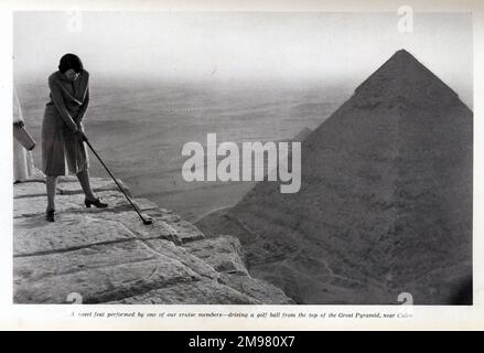 Kreuzfahrtpassagier im kanadischen Pazifik vom Kreuzfahrtschiff Empress of Australia, der dabei ist, einen Golfball von der Spitze der Großen Pyramide in der Nähe von Kairo, Ägypten, zu fahren. Stockfoto