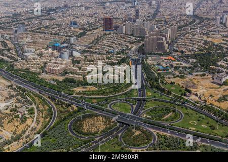 Die Schnellstraßen Hemmat und Sheikh Fazlollah Nuri, die in Teheran, der Hauptstadt des Iran, überqueren, aus der Vogelperspektive. Stockfoto