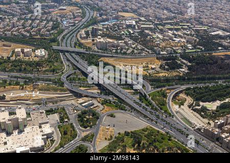 Blick aus der Vogelperspektive auf den Hakim Expressway und die Chamran Highway-Kreuzung in Teheran, der Hauptstadt des Iran. Stockfoto