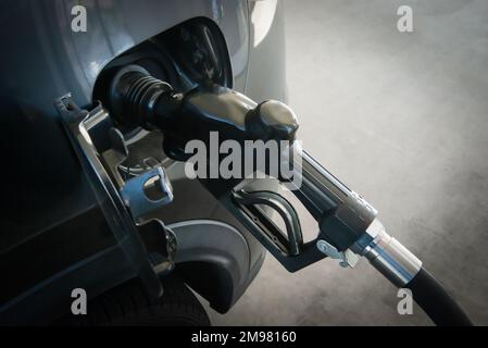 Nahaufnahme eines Fahrzeugs, das an einer Tankstelle mit Kraftstoff betankt wird Stockfoto