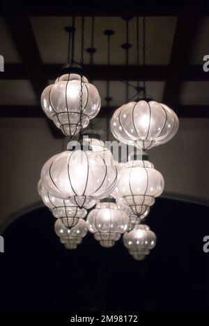 Nahaufnahme der beleuchteten marokkanischen Kronleuchter, die von der Decke hängen Stockfoto