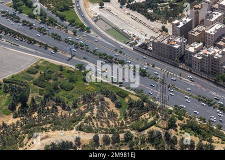 Der Hakim Expressway in Teheran, der Hauptstadt des Iran, aus der Vogelperspektive. Stockfoto
