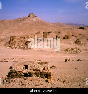 Palmyra, Syrien - Schloss Fakhr-al-DIN al-Maani auf dem Hügel (hinten) und das Tal der Gräber, wo die Palmyrenen eine Reihe großer Grabstätten (Nekropolis) errichteten. Stockfoto