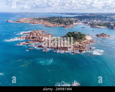Ein Blick aus einem hohen Winkel auf ein wunderschönes Meer an einem sonnigen Tag Stockfoto