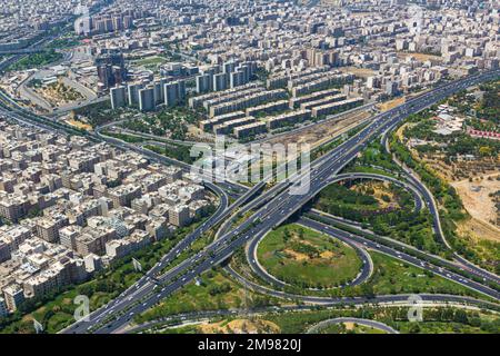 Die Schnellstraßen Hakim und Sheikh Fazlollah Nuri, die in Teheran, der Hauptstadt des Iran, überqueren, aus der Vogelperspektive. Stockfoto
