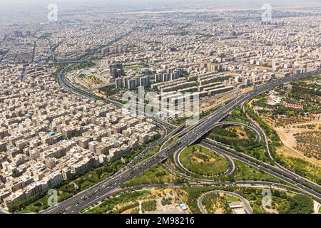 Die Schnellstraßen Hakim und Sheikh Fazlollah Nuri, die in Teheran, der Hauptstadt des Iran, überqueren, aus der Vogelperspektive. Stockfoto