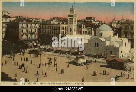 Die Leute laufen um den Platz vor der Djemaa el-Djedid Moschee an der Küste von Algier, Algerien. Die Moschee hat einen Minarettturm und ein Kuppeldach (typisch für die Architektur der osmanischen Zeit). Stockfoto