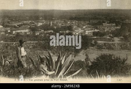 Zwei Männer stehen vom Fort Mimich aus mit Blick auf Blida. Stockfoto