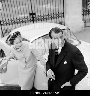 Werbung für lebenslange Zigaretten -- männliche und weibliche Modelle (Helen Connor und Christopher Powell) mit Facel Vega-Auto. Stockfoto