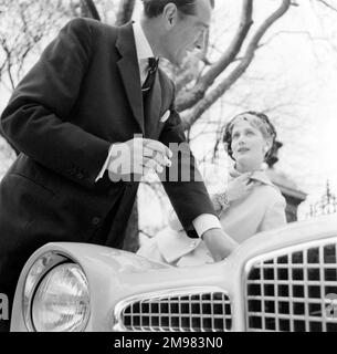 Werbung für lebenslange Zigaretten -- männliche und weibliche Modelle (Helen Connor und Christopher Powell) mit Facel Vega-Auto. Stockfoto