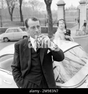 Werbung für lebenslange Zigaretten -- männliche und weibliche Modelle (Helen Connor und Christopher Powell) mit Facel Vega-Auto. Stockfoto