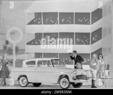 Werbung für Ford Anglia Autos -- männliche und weibliche Modelle posieren (Geraldine Hill, Susan Ingram und Ossie O'Leary). Stockfoto