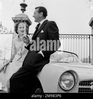 Werbung für lebenslange Zigaretten -- männliche und weibliche Modelle (Helen Connor und Christopher Powell) mit Facel Vega-Auto. Stockfoto