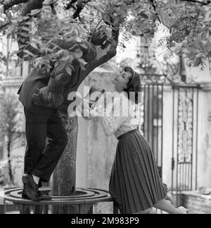 Werbung für Cadbury's Golden Key -- männliche und weibliche Models (Barry Trengove und Geraldine Hill) posieren. Stockfoto