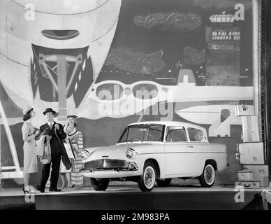 Werbung für Ford Anglia Autos -- männliche und weibliche Modelle posieren (Geraldine Hill, Susan Ingram und Ossie O'Leary). Stockfoto