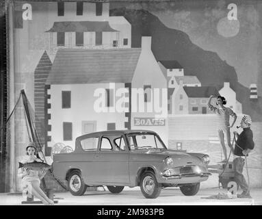 Werbung für Ford Anglia Autos -- männliche und weibliche Modelle posieren (Geraldine Hill, Susan Ingram und Ossie O'Leary). Stockfoto