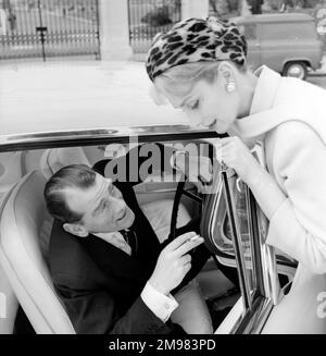 Werbung für lebenslange Zigaretten -- männliche und weibliche Modelle (Helen Connor und Christopher Powell) mit Facel Vega-Auto. Stockfoto