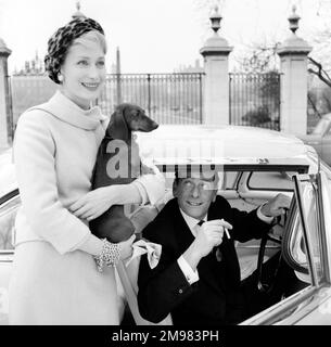 Werbung für lebenslange Zigaretten -- männliche und weibliche Modelle (Helen Connor und Christopher Powell) mit Facel Vega-Auto. Stockfoto