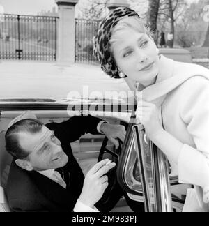 Werbung für lebenslange Zigaretten -- männliche und weibliche Modelle (Helen Connor und Christopher Powell) mit Facel Vega-Auto. Stockfoto