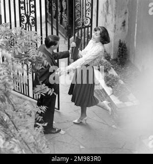 Werbung für Cadbury's Golden Key -- männliche und weibliche Models (Barry Trengove und Geraldine Hill) posieren. Stockfoto