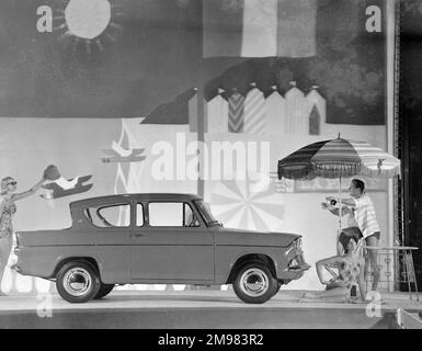 Werbung für Ford Anglia Autos -- männliche und weibliche Modelle posieren (Geraldine Hill, Susan Ingram und Ossie O'Leary). Stockfoto