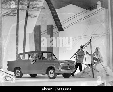 Werbung für Ford Anglia Autos -- männliche und weibliche Modelle posieren (Geraldine Hill, Susan Ingram und Ossie O'Leary). Stockfoto