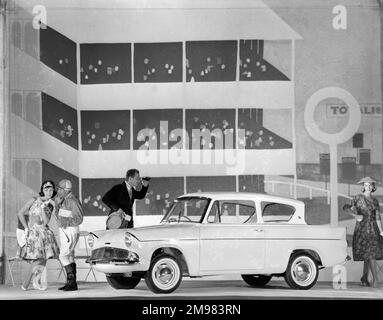 Werbung für Ford Anglia Autos -- männliche und weibliche Modelle posieren (Geraldine Hill, Susan Ingram und Ossie O'Leary). Stockfoto