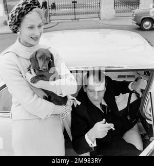 Werbung für lebenslange Zigaretten -- männliche und weibliche Modelle (Helen Connor und Christopher Powell) mit Facel Vega-Auto. Stockfoto