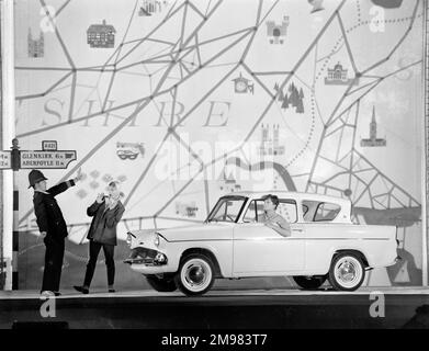 Werbung für Ford Anglia Autos -- männliche und weibliche Modelle posieren (Geraldine Hill, Susan Ingram und Ossie O'Leary). Stockfoto