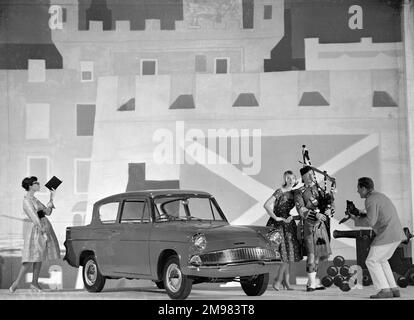 Werbung für Ford Anglia Autos -- männliche und weibliche Modelle posieren (Geraldine Hill, Susan Ingram und Ossie O'Leary). Stockfoto