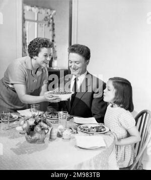 Werbung für Ross Frozen Foods -- Dreierfamilie am Tisch (modelliert von D Groves, Andrew Downie und M Baldock). Stockfoto