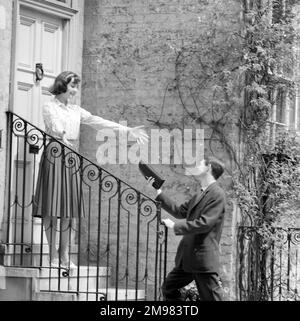 Werbung für Cadbury's Golden Key -- männliche und weibliche Models (Barry Trengove und Geraldine Hill) posieren. Stockfoto