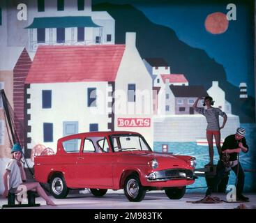 Werbung für Ford Anglia Autos -- männliche und weibliche Modelle posieren (Geraldine Hill, Susan Ingram und Ossie O'Leary). Stockfoto