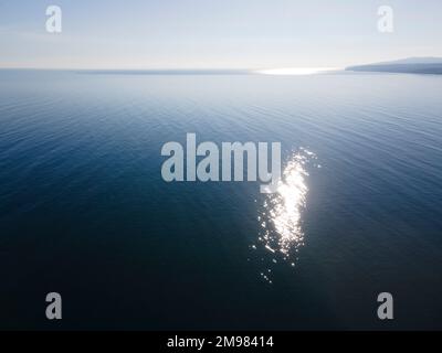 Luftaufnahme der Schwarzmeerküste in der Nähe des Kaps Saint Athanasius, Region Varna, Bulgarien Stockfoto