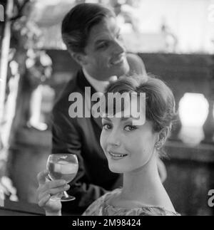 Werbung für Van Zijl Whisky -- männliche und weibliche Models posieren (Geoffrey Jones und Geraldine Hill). Stockfoto