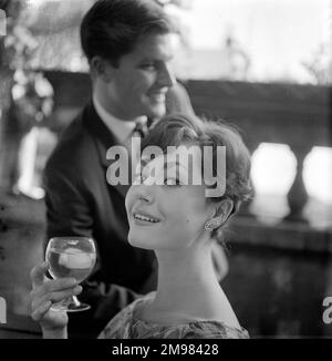 Werbung für Van Zijl Whisky -- männliche und weibliche Models posieren (Geoffrey Jones und Geraldine Hill). Stockfoto