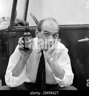 Werbung für Manns Brown Ale... männliches Model, das eine Flasche hält. Stockfoto