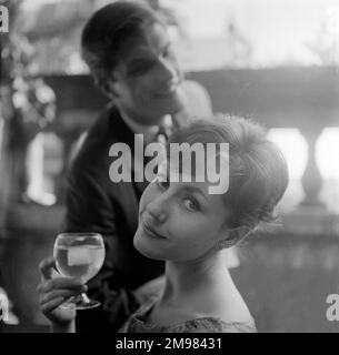 Werbung für Van Zijl Whisky -- männliche und weibliche Models posieren (Geoffrey Jones und Geraldine Hill). Stockfoto