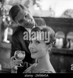 Werbung für Van Zijl Whisky -- männliche und weibliche Models posieren (Geoffrey Jones und Geraldine Hill). Stockfoto