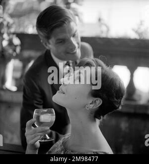 Werbung für Van Zijl Whisky -- männliche und weibliche Models posieren (Geoffrey Jones und Geraldine Hill). Stockfoto