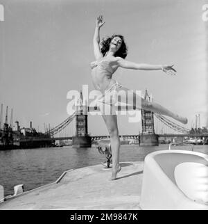 Junge Frau (Model - Geraldine Hill), die auf einem Boot auf der Themse modelliert. Stockfoto