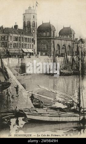 Dünkirchen, Frankreich – Fischer halten ihre Boote in einem der Dünkirchen-Häfen, mit Blick auf die belebten Straßen am Ufer. Stockfoto